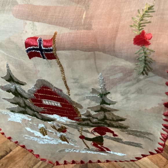 Very old vintage Christmas tabletop linen - Picture 6 of 6